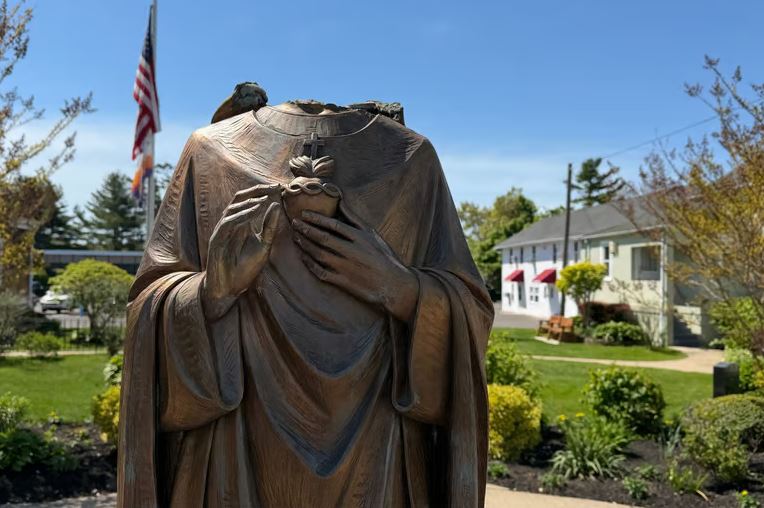 Decapitan una imagen del Sagrado Corazón en una parroquia de Nueva York