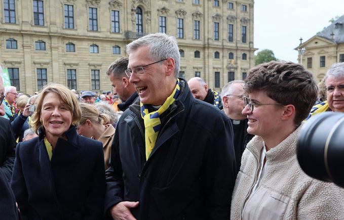 El obispo de Münster y presidente de los obispos alemanes recibe la comunión de manos de una laica