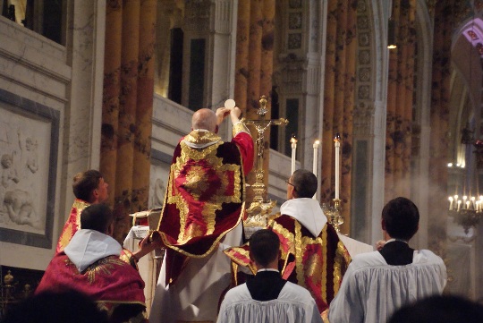 El fenómeno Chartres: «La liturgia antigua enseña quién es el hombre frente a Dios»