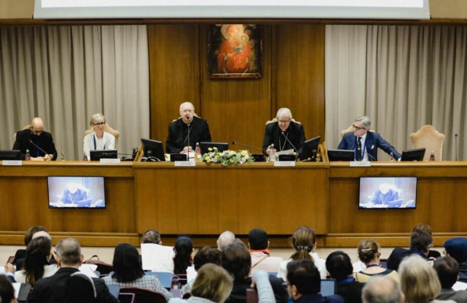 Saiz Meneses imparte en Roma una ponencia sobre la relación entre obispos y movimientos eclesiales