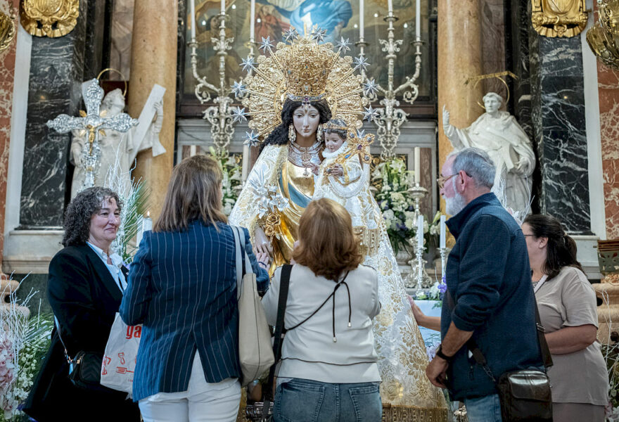 La Virgen de los Desamparados reúne a 34.000 fieles en un Besamanos histórico en Valencia