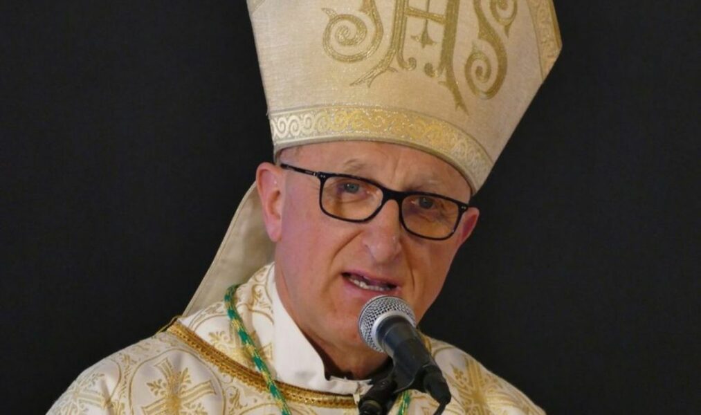 Mons. Rey defiende la Misa tradicional y destaca el auge de los bautismos en Francia