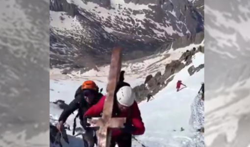 Alpinistas españoles reinstalan la cruz del Aneto tras un nuevo acto vandálico