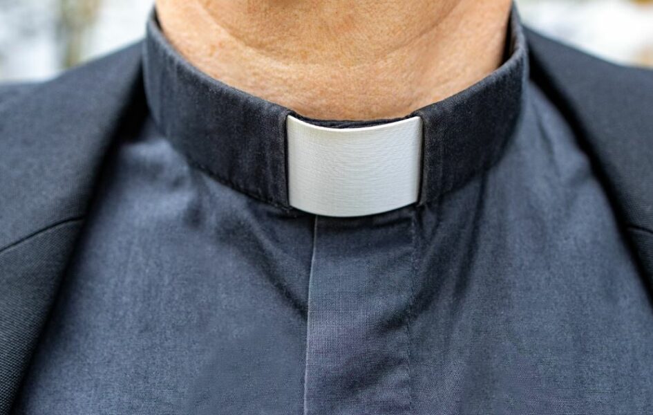 Sacerdote de Cuenca, interceptado con sustancias ilegales y un joven acompañante