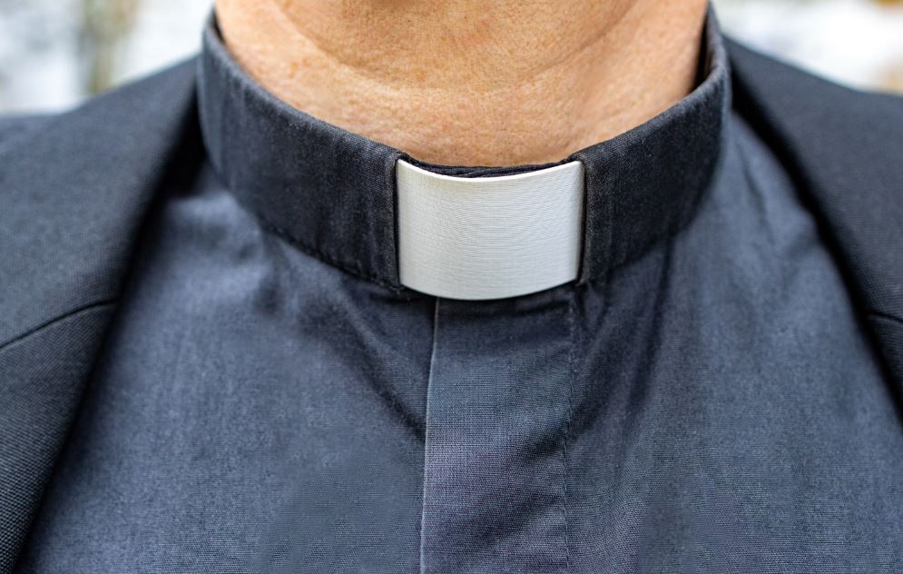 Sacerdote de Cuenca, interceptado con sustancias ilegales y un joven acompañante