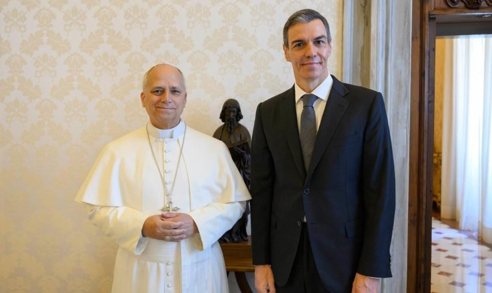 Sánchez comparece após a audiência papal enquanto a UCO registra a sede do PSOE