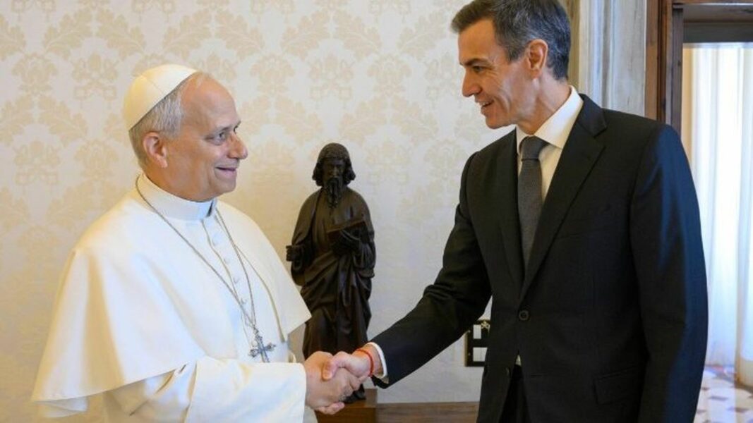 El Gobierno de Sánchez se abraza al Papa obscenamente y León XIV… ¿se deja?