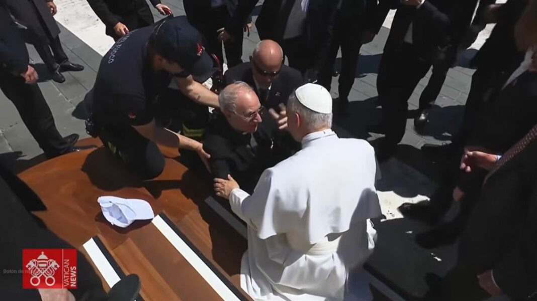 León XIV interrumpe la audiencia general para auxiliar a un sacerdote