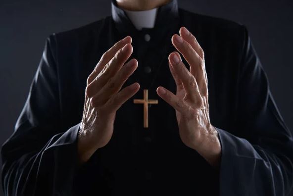 Un sacerdote italiano acusado de abusos a un menor asegura que realizaba un «rito de purificación»