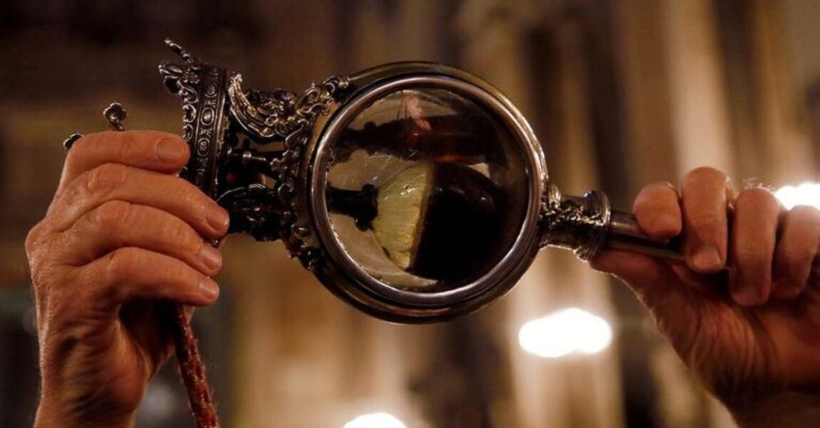 San Genaro no falla: la sangre del patrón de Nápoles se licúa en la víspera de la visita del Papa