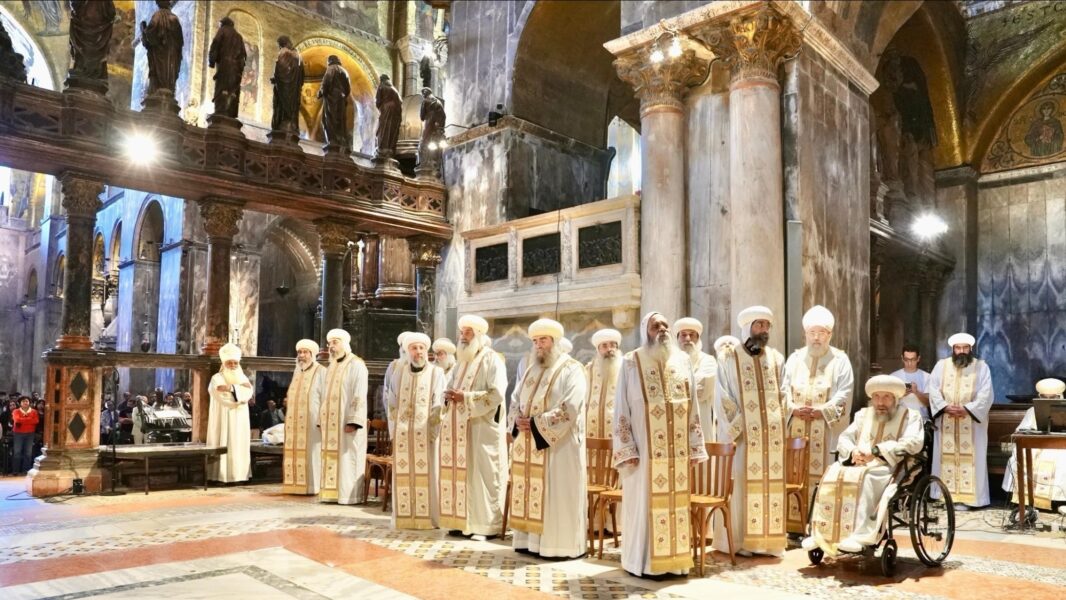 El Papa copto Tedros II visita Venecia y reza ante las reliquias de San Marcos