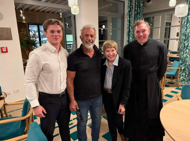 El padre Altman celebra la Santa Misa en el set de la película de Mel Gibson tras la última toma del rodaje