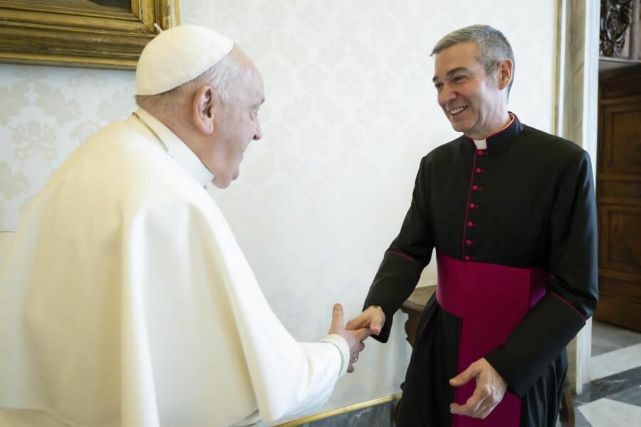El director de Religión Digital acusa de coacciones a Francisco al defender a Bertomeu