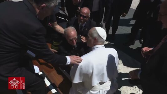 El Papa León XIV se acerca al sacerdote socorrido durante la audiencia general