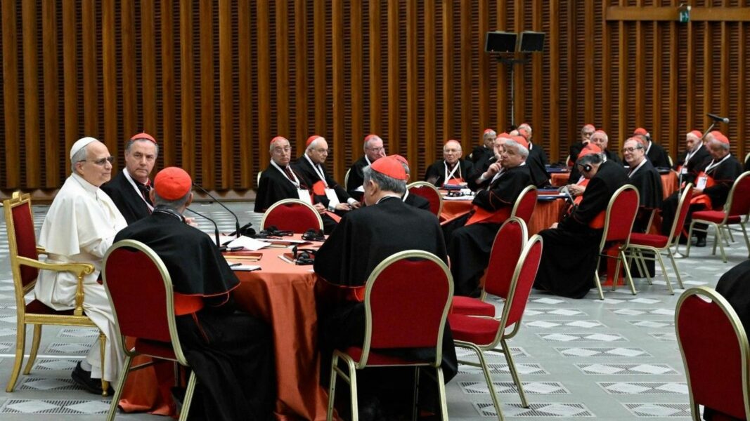 León XIV inaugura los trabajos del consistorio pidiendo a los cardenales un apoyo «fuerte, explícito y público»