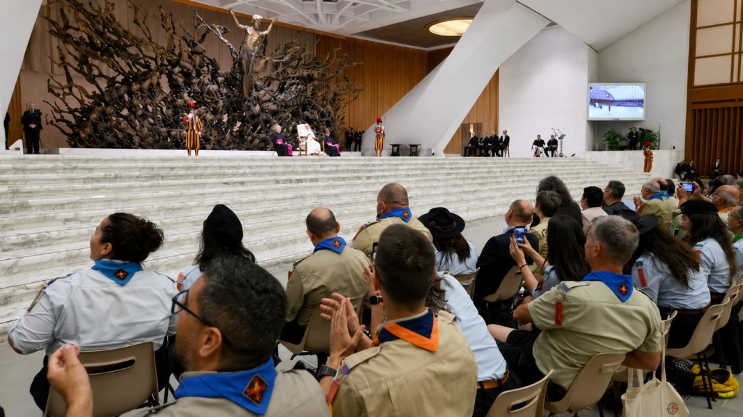 El Papa evita la polémica sobre el nuevo reglamento de los scouts y defiende su modelo educativo