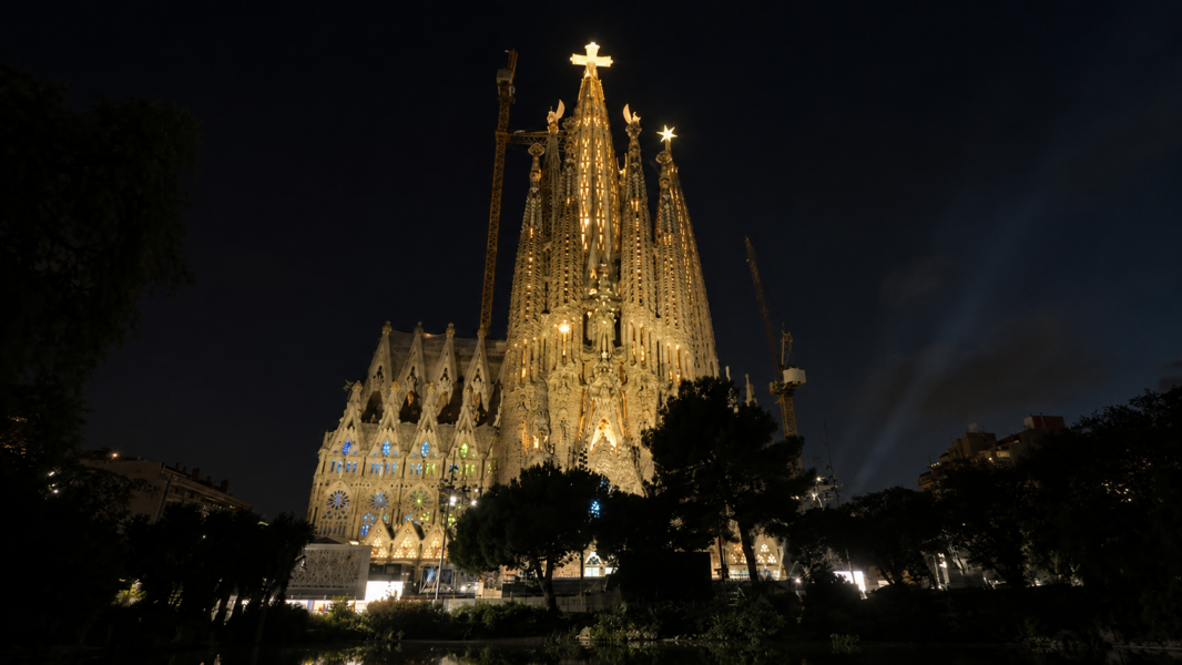 Histórica y sobrecogedora bendición de la torre de Jesucristo en el centenario de la muerte de Gaudí