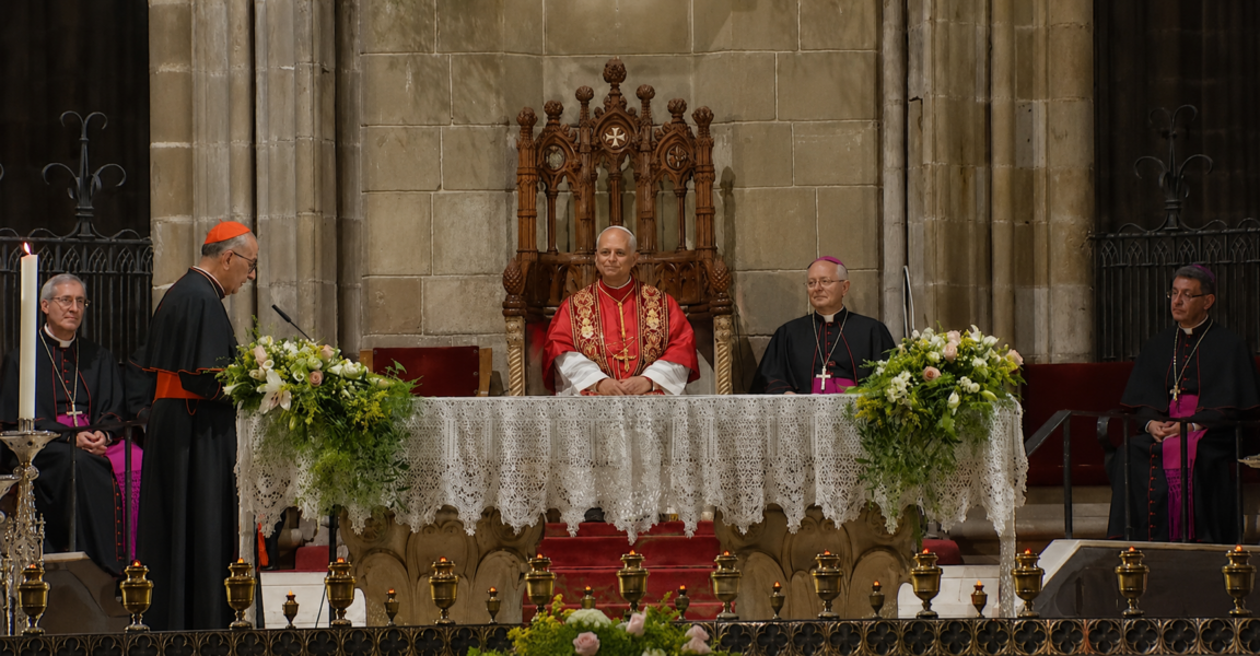 León XIV inicia su visita a Barcelona en la Catedral y una oración ante santa Eulalia