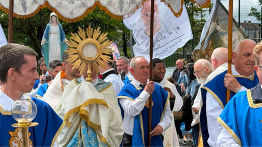 La devoción mariana moviliza a miles de fieles en una histórica procesión eucarística
