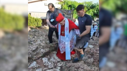 El cardenal Ernest Simoni asciende la Colina de las Apariciones de Medjugorje a sus 97 años
