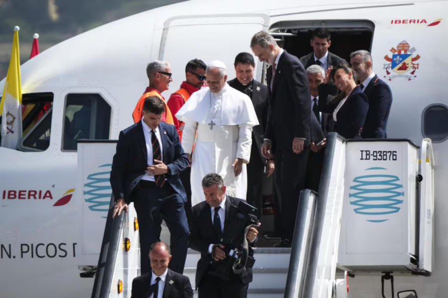 Un fallo técnico en el avión papal obliga a León XIV a retrasar su regreso a Roma