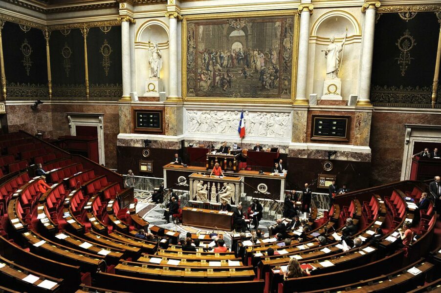 Francia aprueba la ley de protección de menores sin tocar el secreto de confesión