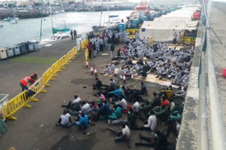 La resignificación del «muelle de la vergüenza»: León XIV celebrará la misa rodeado de cayucos