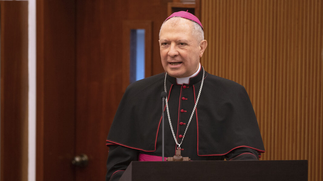Monseñor Gualtieri, la Nunciatura Apostólica no es un plató para el autobombo de Bertomeu