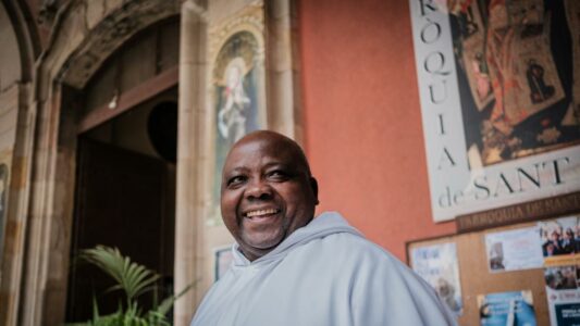 El sacerdote que recibirá a León XIV en el Raval responde al separatismo catalán: «Estamos en España y la lengua nacional es el español»