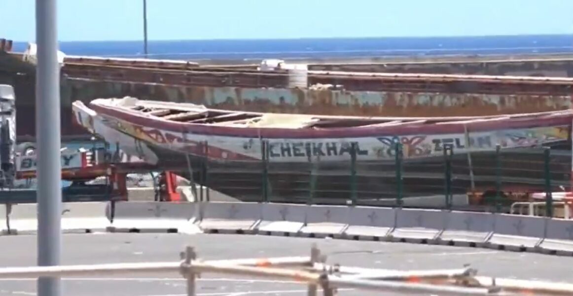 «Jeque del Islam»: el llamativo nombre de uno de los cayucos colocados junto al altar de León XIV en Tenerife