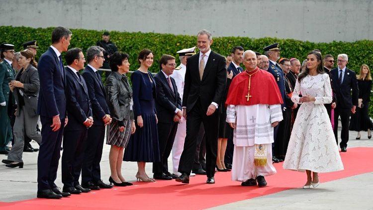 Pope Leo XIV arrives in Madrid amid the ringing of bells and the cheers of children