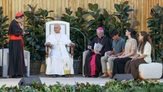 El Papa invita a los jóvenes a cultivar el silencio, aceptar la vocación y a ser «chispa de una humanidad nueva»