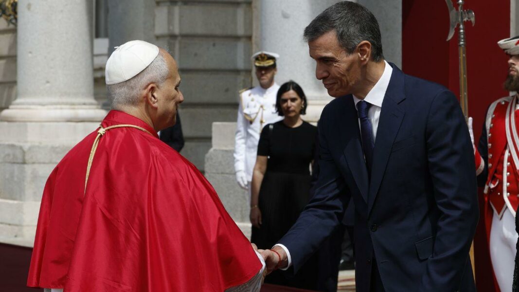 La izquierda mediática: «Sánchez y el Papa convierten España en la capital mundial de la lucha contra el tecnofascismo»
