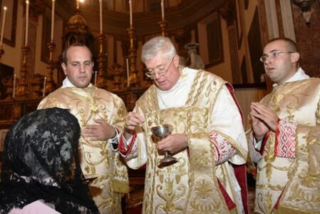 El exsecretario de Ecclesia Dei pide superar la guerra litúrgica: «cada diócesis debería tener una misa en latín»
