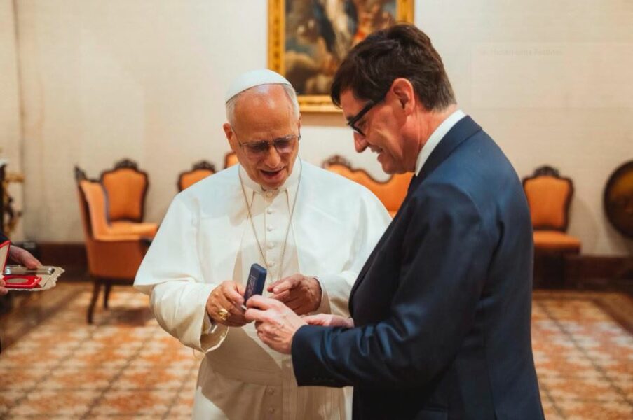 El Papa recibe tres regalos que «resumen la historia, la cultura y la fe de Cataluña»