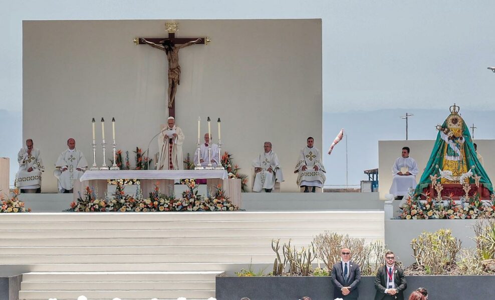El Papa cierra su viaje a España ante 35.000 fieles: «Ningún ser humano es una isla»