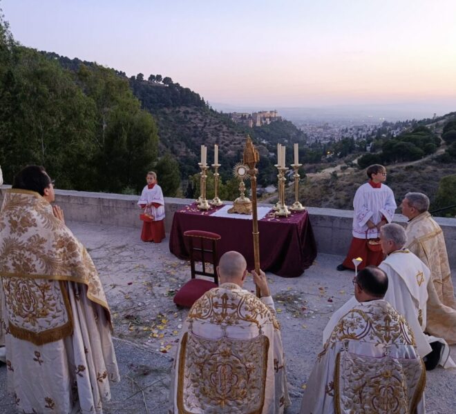 Granada recibe la bendición con Jesús Sacramentado desde el mirador del Sacromonte