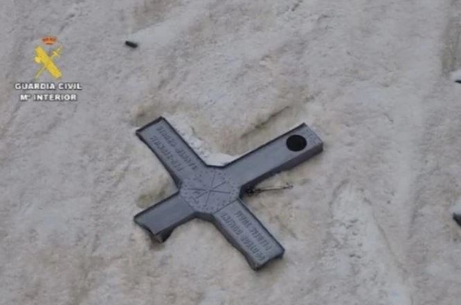 La Guardia Civil recupera la cruz del Aneto dos meses después de que fuera cortada en un acto vandálico