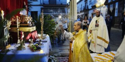 El obispo de Córdoba recuerda que los cristianos no están llamados a vivir la fe «hacia dentro»