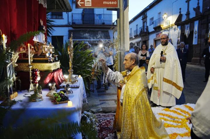 El obispo de Córdoba recuerda que los cristianos no están llamados a vivir la fe «hacia dentro»