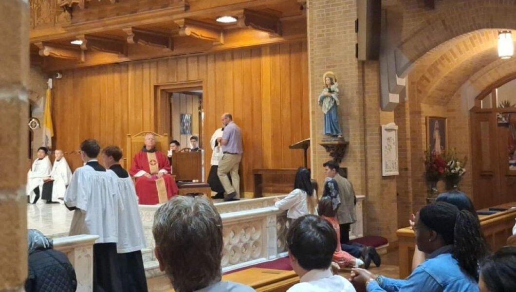 Una familia recurre al Vaticano tras ser privada de la Comunión por recibirla de rodillas en Charlotte