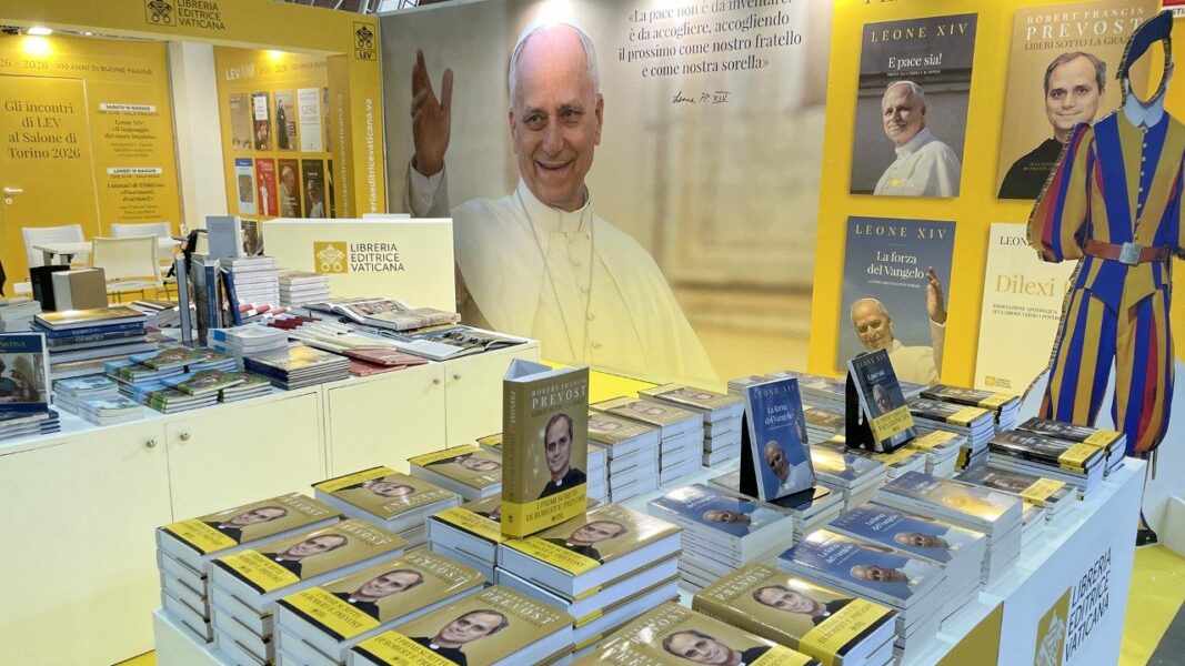 Der Papst empfängt rund zwanzig bedeutende Schriftsteller zur Feier des hundertjährigen Bestehens des vatikanischen Verlags.