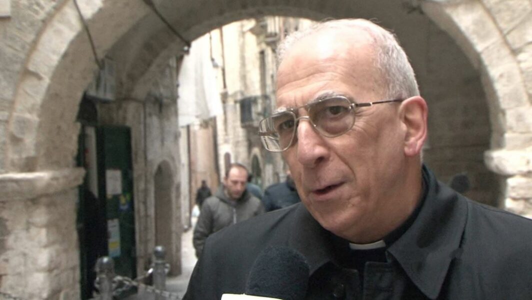 Mons Bux a León XIV: «Le suplico que actúe con rapidez, Santo Padre. No permitamos que el cisma latente se vuelva irreparable»