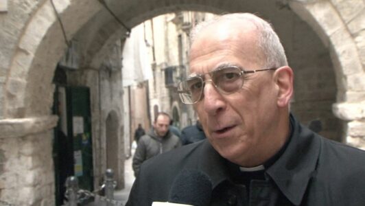 Mons Bux a León XIV: «Le suplico que actúe con rapidez, Santo Padre. No permitamos que el cisma latente se vuelva irreparable»