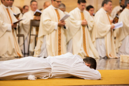 Francia ordena casi el triple de sacerdotes que Alemania y Polonia supera a ambos países juntos