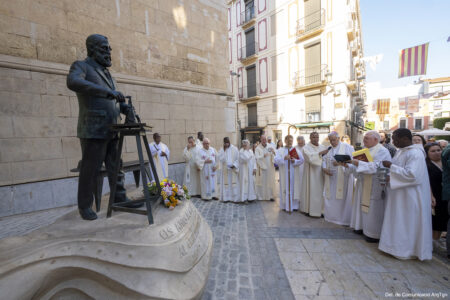 Reus inaugura una estatua del venerable Antoni Gaudí en el aniversario de su bautismo