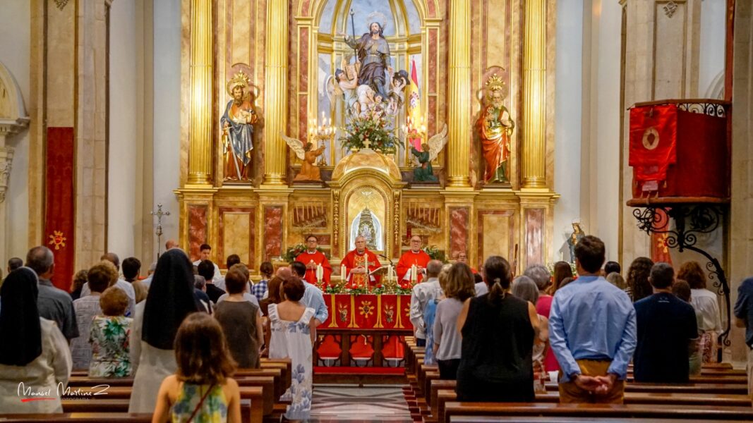 Una fotografía de 1923 devuelve al altar mayor de Santiago de Lorca las imágenes de san Pedro y san Pablo