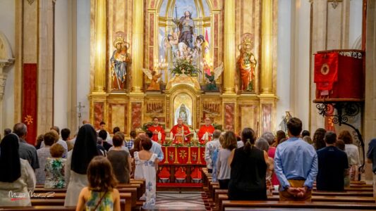 Una fotografía de 1923 devuelve al altar mayor de Santiago de Lorca las imágenes de san Pedro y san Pablo
