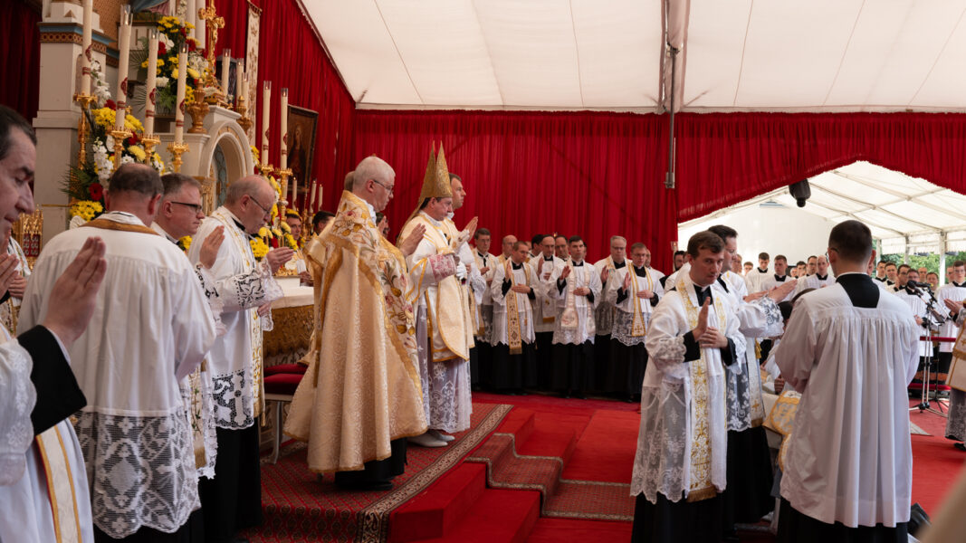 La FSSPX ordena diez nuevos sacerdotes en Alemania y Suiza en vísperas de las consagraciones episcopales de Écône