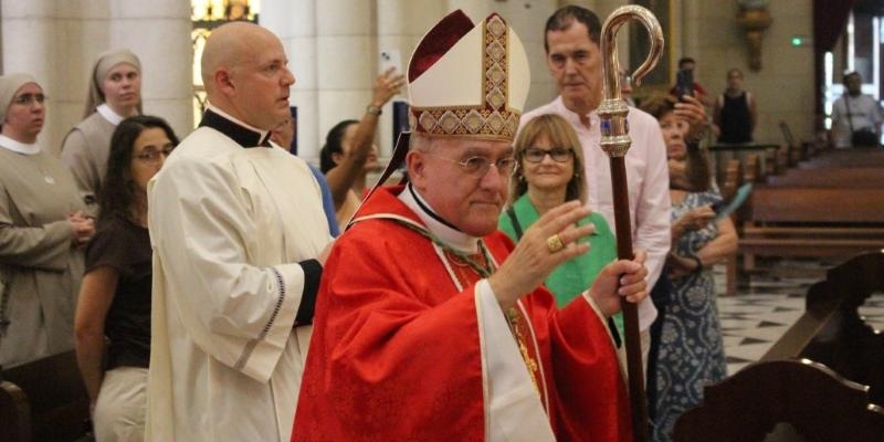El nuncio apostólico recuerda en la Almudena el deber de orar por el Papa